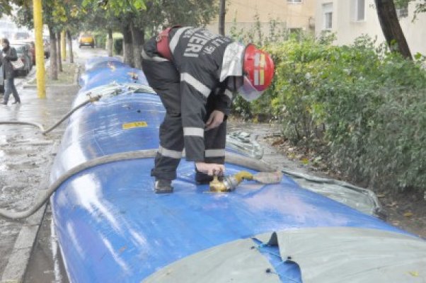 Autorităţile fac bilanţul pagubelor provocate de ploaie şi vânt